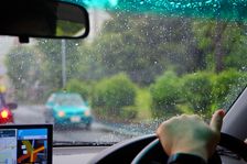 キャンピングカー旅やバンライフ中に大雨や台風がやってきたときの5つの対処法