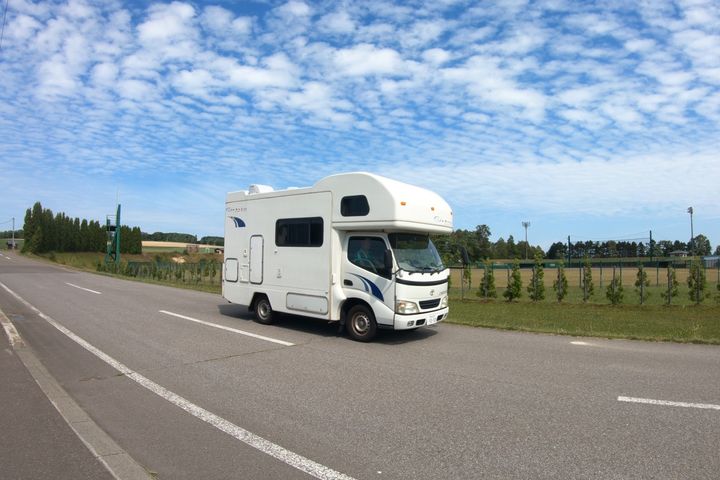 軽バンとキャンピングカー 車中泊の持ち物の違い