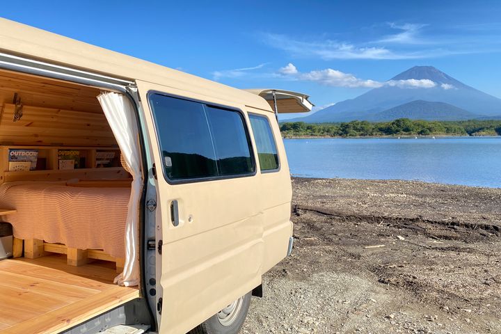 仕事用の荷物もたくさん 休日バンライファー夫婦が車に常備しているものと収納のコツ